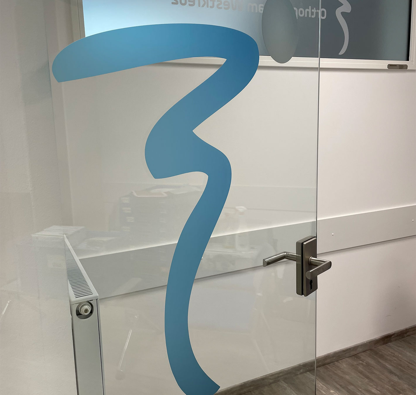 Freistehender Folienplot mit Schrift und Logo