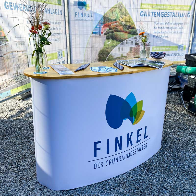 Premium-Messetheke mit personalisierten Give-Aways