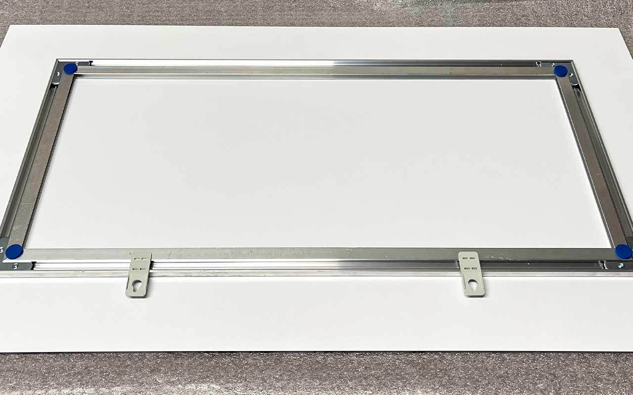 Alurahmen als unsichtbare Aufhängung verklebt auf Acryl oder Auverbundplatte