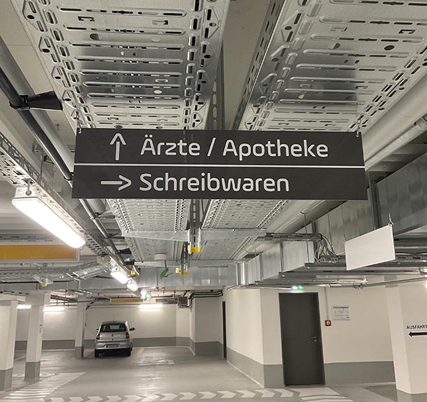 KFZ Leitsystem in Tiefgarage mit abgehängtem Aluverbundschild