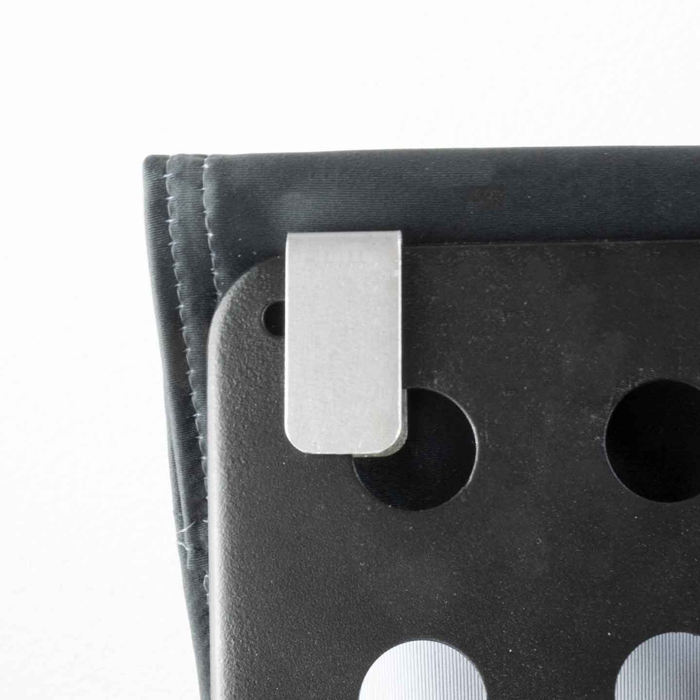 Frontalansicht der Befestigung eines Notenpultbanners an ein einem Orchesterpult