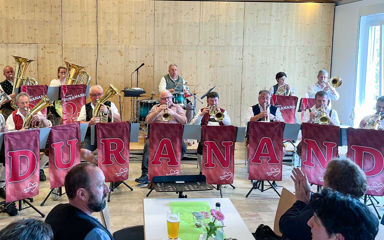 Notenpultbanner bei der Kapelle Duranand
