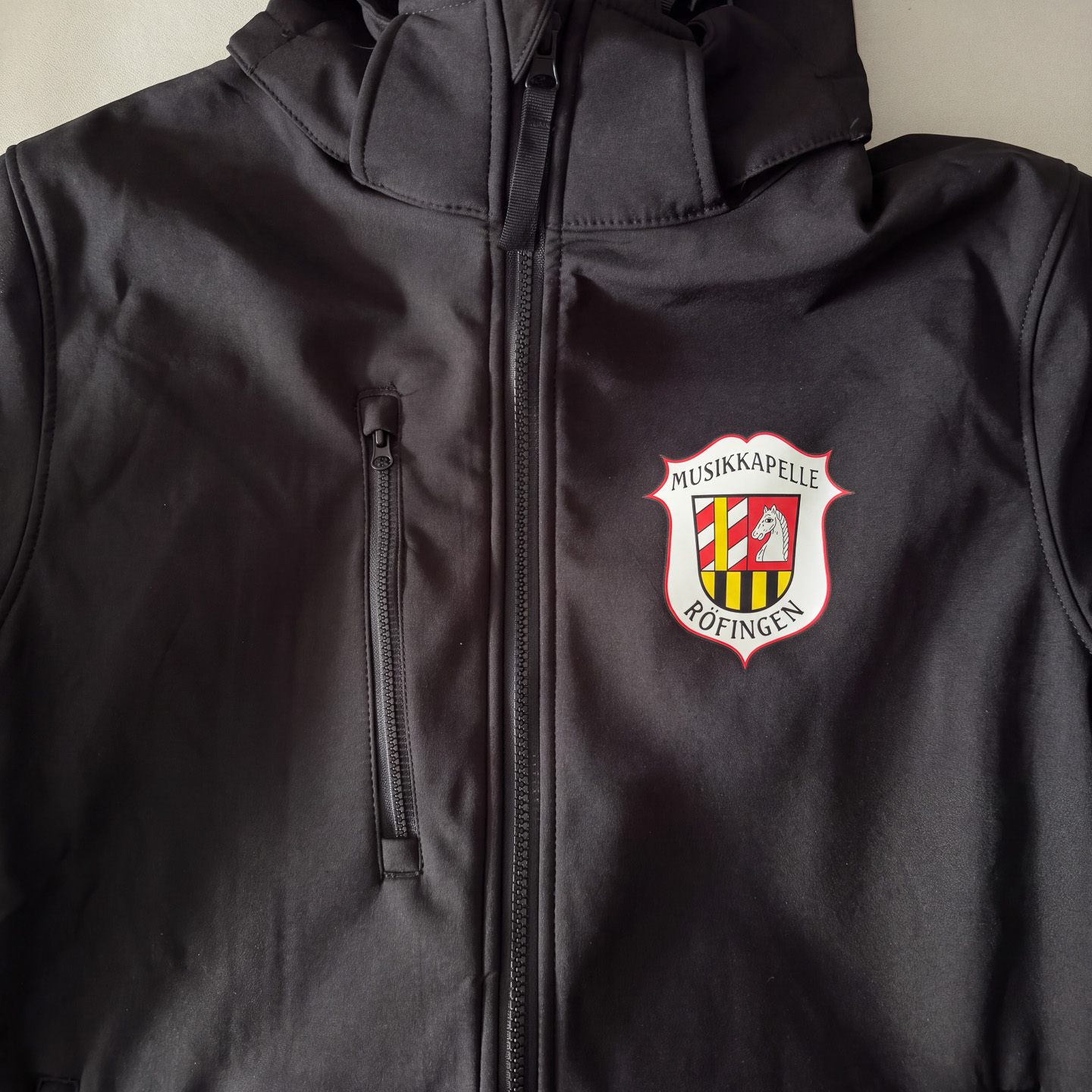 Mehrfarbiger DTF-Textil-Transferdruck auf Softshell-Jacke für Musikverein Röfingen