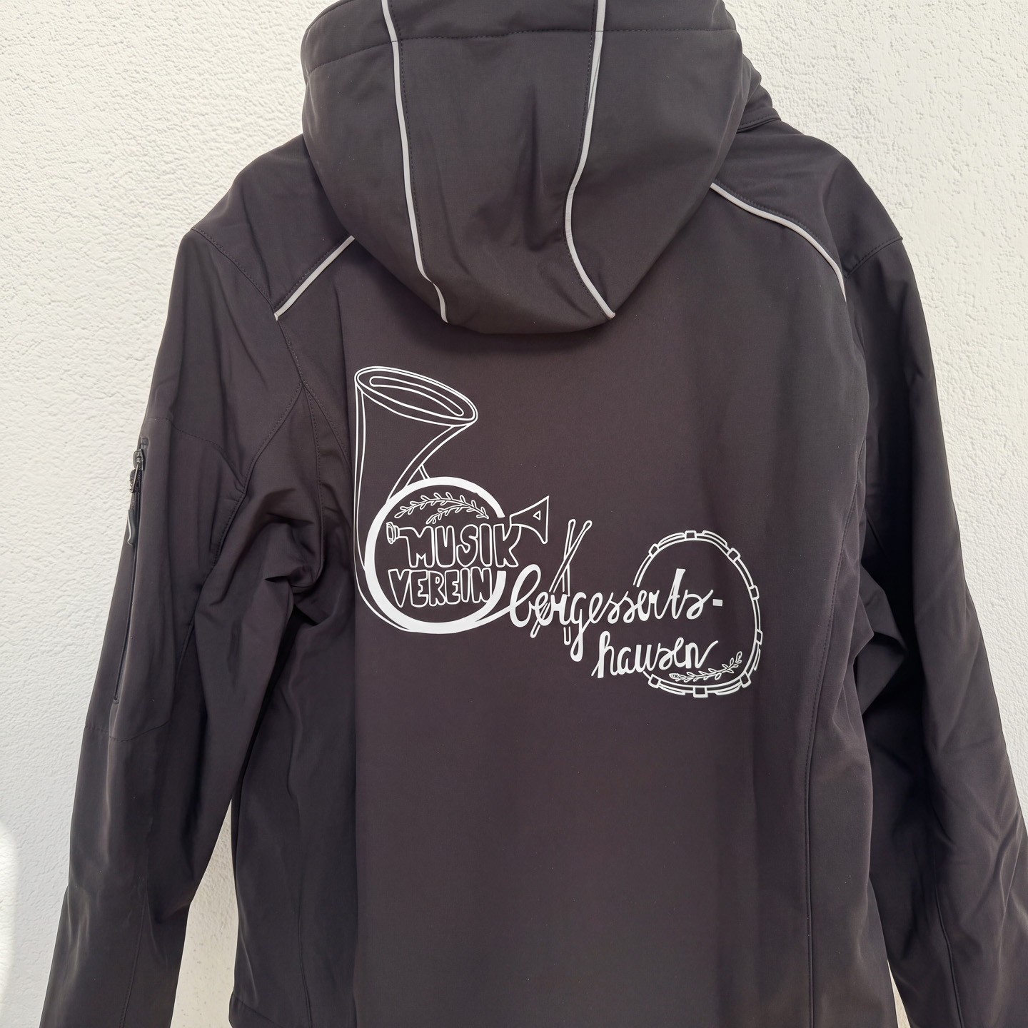 Einfarbiger Druck auf Promodoro Softshell-Jacke für Musikverein Obergessertshausen